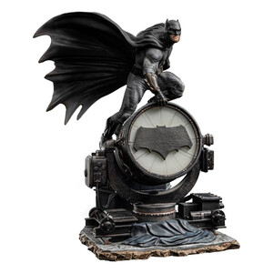 Iron Studios Zack Snyder's Justice League 1/10 Deluxe Art Scale Batman on Batsignal 