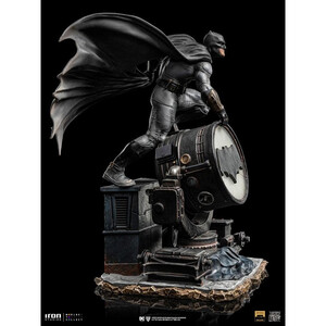 Iron Studios Zack Snyder's Justice League 1/10 Deluxe Art Scale Batman on Batsignal 