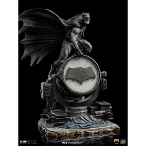 Iron Studios Zack Snyder's Justice League 1/10 Deluxe Art Scale Batman on Batsignal 