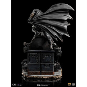 Iron Studios Zack Snyder's Justice League 1/10 Deluxe Art Scale Batman on Batsignal 