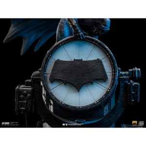 Iron Studios Zack Snyder's Justice League 1/10 Deluxe Art Scale Batman on Batsignal 