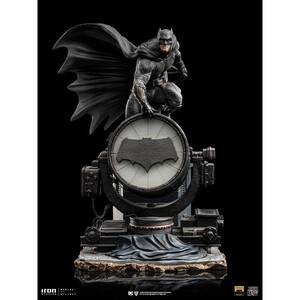 Iron Studios Zack Snyder's Justice League 1/10 Deluxe Art Scale Batman on Batsignal 