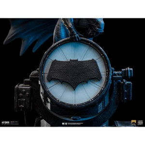 Iron Studios Zack Snyder's Justice League 1/10 Deluxe Art Scale Batman on Batsignal 