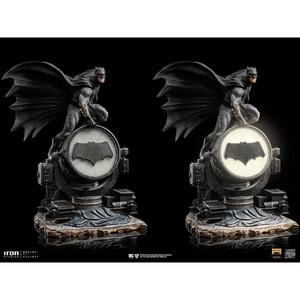Iron Studios Zack Snyder's Justice League 1/10 Deluxe Art Scale Batman on Batsignal 